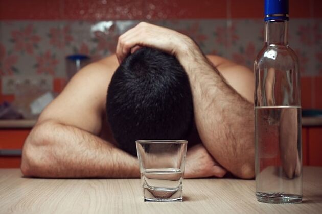Ανδρικός αλκοολισμός, που οδηγεί σε θανατηφόρες συνέπειες για τον οργανισμό