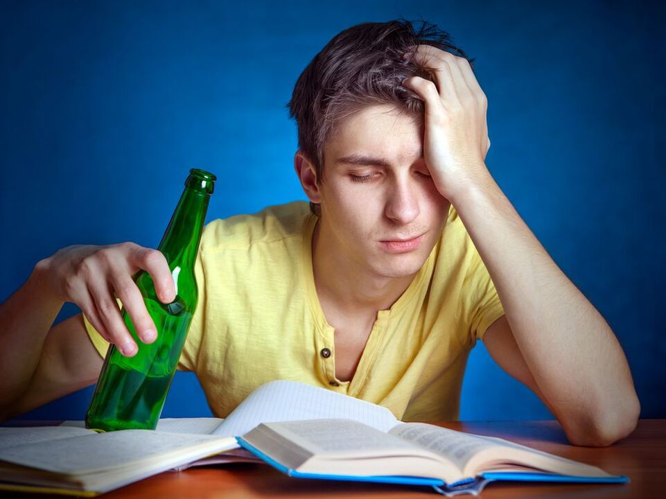 κουρασμένος μαθητής με μπύρα πώς να σταματήσει να πίνει
