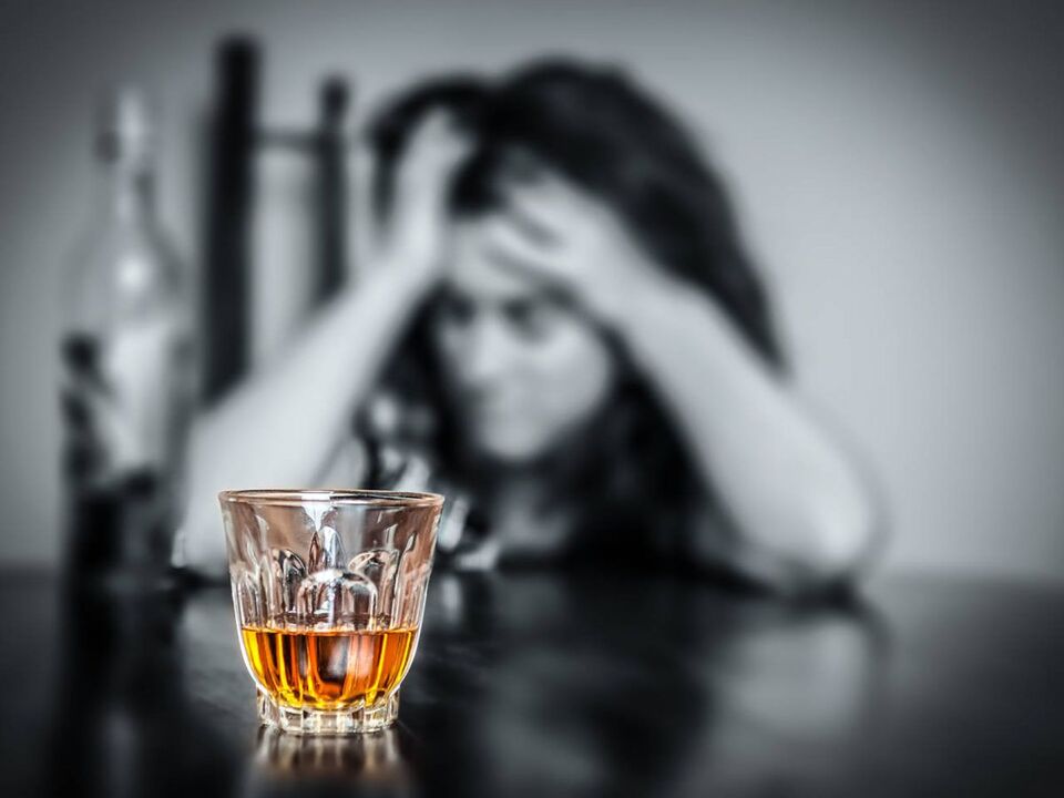 Το συνεχές άγχος ωθεί μια γυναίκα να πιει αλκοόλ